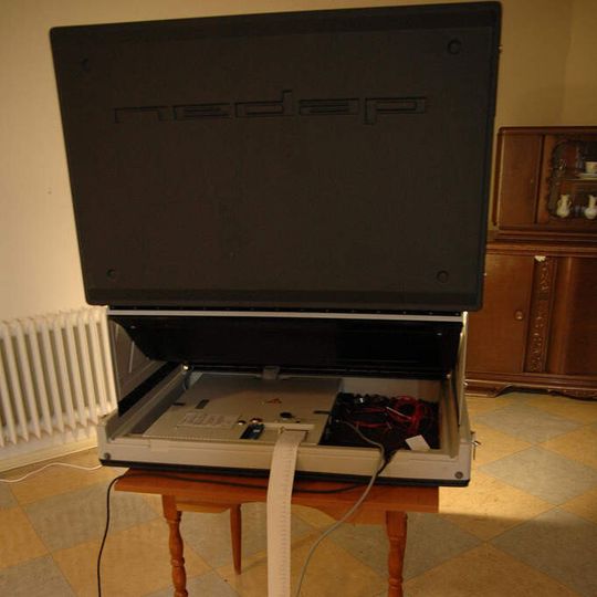 Rückseite eines Wahlcomputers mit Papier-Ausdruck. Rückseite eines Wahlcomputers mit Papier-Ausdruck.