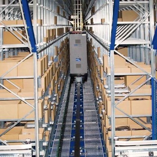 Im Hochregallager von Leineweber: Schon 2006 baute BSS das Zentrallager für Liegeware, 2012 kam der Auftrag, die Kommissionierung auf das „Ware-zum-Mann“- Prinzip umzustellen. Im Hochregallager von Leineweber: Schon 2006 baute BSS das Zentrallager für Liegeware, 2012 kam der Auftrag, die Kommissionierung auf das „Ware-zum-Mann“- Prinzip umzustellen.
