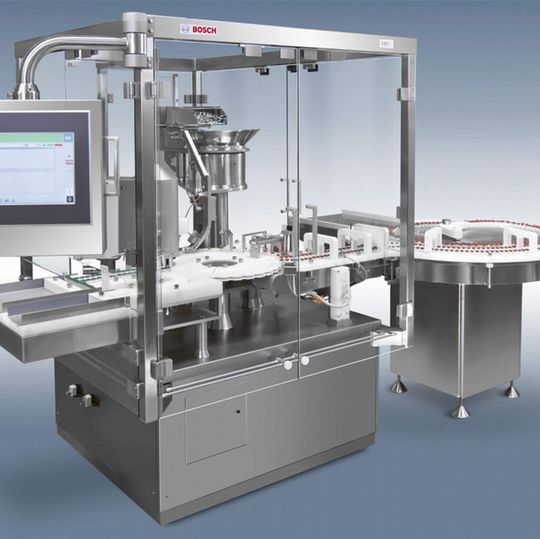 Die Verschließlösung für Injektions- und Infusionsflaschen VRT 1010/1020 von Bosch Packaging Technology erreicht eine Ausbringung von bis zu 120 Behältnissen pro Minute.