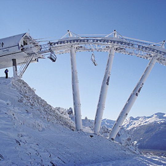 Bartholet Maschinenbau hat die kuppelbare Sechsersesselbahn „Mont Blanc“ im französischen Les Arcs entwickelt und gebaut. Bartholet Maschinenbau hat die kuppelbare Sechsersesselbahn „Mont Blanc“ im französischen Les Arcs entwickelt und gebaut.