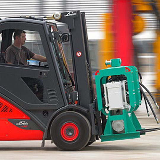 Abhängig vom Lenkeinschlag reduziert der „Curve Assist“ automatisch die Geschwindigkeit der neuen Linde-Verbrenner in Kurven. Abhängig vom Lenkeinschlag reduziert der „Curve Assist“ automatisch die Geschwindigkeit der neuen Linde-Verbrenner in Kurven.