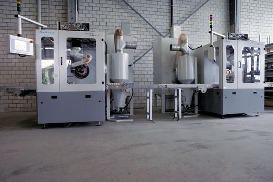 Einfache Bedienbarkeit: Die Microprofinish-Anlagen haben nur einen Hauptschalter. Einfache Bedienbarkeit: Die Microprofinish-Anlagen haben nur einen Hauptschalter.