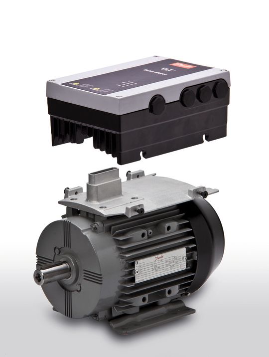 Der VLT Drive Motor FCM 106 ist ein Komplettpaket mit Asynchron- oder Permanentmagnet-Motor, der abgedeckte Leistungsbereich: 0,55 bis 22 kW. Der Umrichterteil kann auch ohne Motor zur Steuerung eigener Antriebe bezogen werden. Der VLT Drive Motor FCM 106 ist ein Komplettpaket mit Asynchron- oder Permanentmagnet-Motor, der abgedeckte Leistungsbereich: 0,55 bis 22 kW. Der Umrichterteil kann auch ohne Motor zur Steuerung eigener Antriebe bezogen werden.