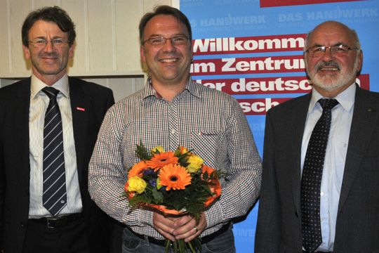 Obermeisterwechsel (v.li.): Bernhard Brauer (Geschäftsführer der Kreishandwerkerschaft Salzwedel), Martin Förster (neuer Obermeister der Kfz-Innung Altmark West) und Adelbert Neuling (Ehrenobermeister der Kfz-Innung Altmark West).