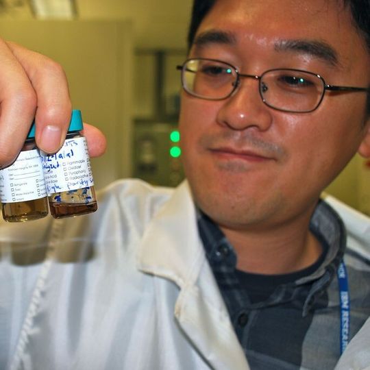 IBM-Wissenschaftler Hongsik Park mit Kohlenstoff-Nanoröhrchen in verschiedenen Lösungen. IBM-Wissenschaftler Hongsik Park mit Kohlenstoff-Nanoröhrchen in verschiedenen Lösungen.