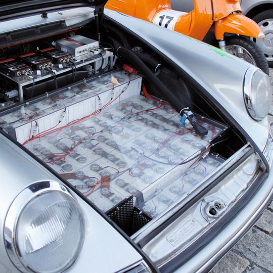 Elektrobatterien: Blick unter die Haube des Elektroporsche mit der Startnummer 34 bei der Bertha-Benz-Challenge 2012 Elektrobatterien: Blick unter die Haube des Elektroporsche mit der Startnummer 34 bei der Bertha-Benz-Challenge 2012
