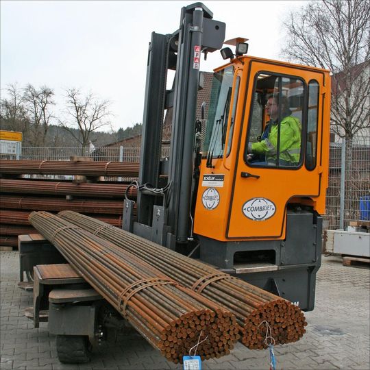 Bäuerle setzt seit kurzer Zeit zwei C6000-Vierwegestapler von Combilift zur Beförderung und Lagerung seiner Blankstahlprodukte ein. Bäuerle setzt seit kurzer Zeit zwei C6000-Vierwegestapler von Combilift zur Beförderung und Lagerung seiner Blankstahlprodukte ein.