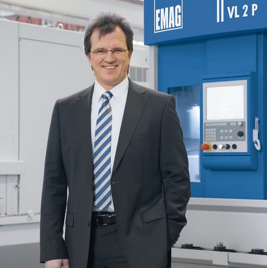 „Wir freuen uns sehr über diese Auszeichnung“, erklärt Dr. Guido Hegener, Geschäftsführer der EMAG Salach Maschinenfabrik GmbH. „Sie ist Ansporn für uns, den eingeschlagenen Weg weiterzugehen. Die Energieeffizienz der Anlagen ist bei uns seit Jahren im Fokus.“ „Wir freuen uns sehr über diese Auszeichnung“, erklärt Dr. Guido Hegener, Geschäftsführer der EMAG Salach Maschinenfabrik GmbH. „Sie ist Ansporn für uns, den eingeschlagenen Weg weiterzugehen. Die Energieeffizienz der Anlagen ist bei uns seit Jahren im Fokus.“