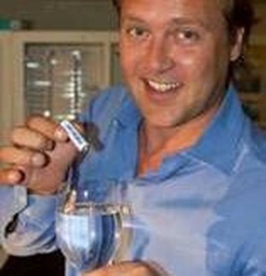Firmenchef Niels Bakker mit seiner Batterie, die mit Wasser, Bier oder Limo aufgeladen werden kann. Firmenchef Niels Bakker mit seiner Batterie, die mit Wasser, Bier oder Limo aufgeladen werden kann.