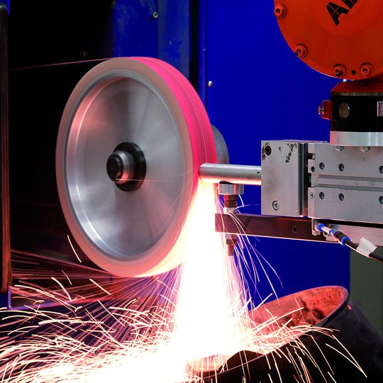 Bild 1: Im Projekt „Powergrind“ wird der Bandschleifprozess speziell über die Stellschraube Kontaktscheibe optimiert, um dadurch zu höherer Oberflächenqualität an frei geformten Flächen zu kommen.