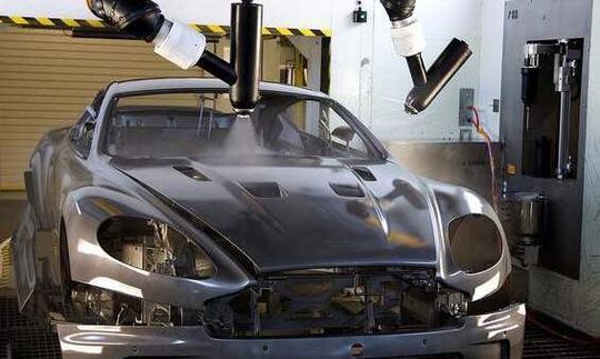 Die Lackierung der Luxuskarossen wird mit ABB Robotern IRB 5500 durchgeführt. Die Lackierung der Luxuskarossen wird mit ABB Robotern IRB 5500 durchgeführt.