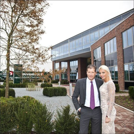 Pia und Thomas Duvenbeck vor der neuen Unternehmenszentrale – der „Kulturzentrale“. Pia und Thomas Duvenbeck vor der neuen Unternehmenszentrale – der „Kulturzentrale“.