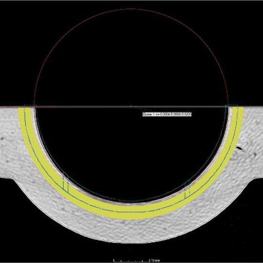 2D-Scanergebnis mit den definierten Bereichen für die Bewertung des Qualitätsparameters „Poren“, Definition des Auswertebereichs gelb, Solllinie grün.