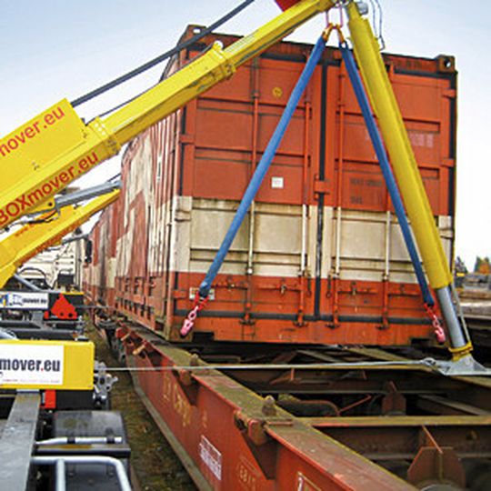 Mit dem Boxmover lassen sich alle genormten Ladeeinheiten zwischen Lkw und Eisenbahnwaggon heben, senken sowie seitlich bewegen. Mit dem Boxmover lassen sich alle genormten Ladeeinheiten zwischen Lkw und Eisenbahnwaggon heben, senken sowie seitlich bewegen.