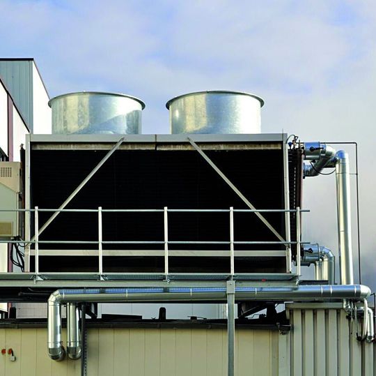 Eine neue Kühlanlage erlaubt den Betrieb mit höheren Kühlmitteltemperaturen und den Verzicht auf Kaltwassersätze. Eine neue Kühlanlage erlaubt den Betrieb mit höheren Kühlmitteltemperaturen und den Verzicht auf Kaltwassersätze.