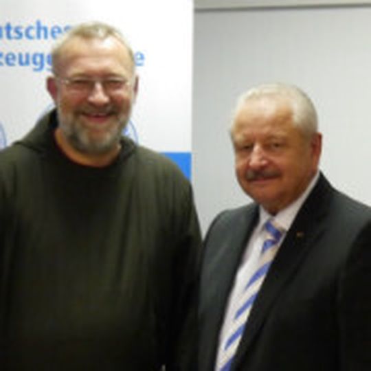 Rückbesinnung auf ethische Werte: Bruder Paulus (li.) und Jürgen Karpinski, Präsident des Kfz-Landesverbandes Hessen. Rückbesinnung auf ethische Werte: Bruder Paulus (li.) und Jürgen Karpinski, Präsident des Kfz-Landesverbandes Hessen.