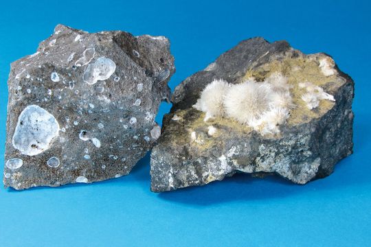Zeolith-Minerale (hell) in porösem Basaltgestein – hier vom Vogelsberg – können ganz unterschiedliche Kristallformen ausbilden. Zeolith-Minerale (hell) in porösem Basaltgestein – hier vom Vogelsberg – können ganz unterschiedliche Kristallformen ausbilden.
