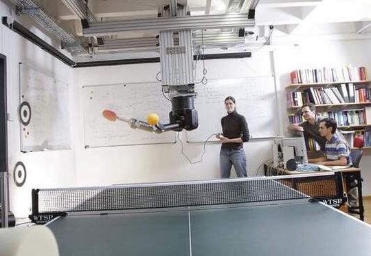 Ein Tischtennis spielender Roboter entwickelte nach kurzem Training eigenständig neue Schlagbewegungen. Ein Tischtennis spielender Roboter entwickelte nach kurzem Training eigenständig neue Schlagbewegungen.