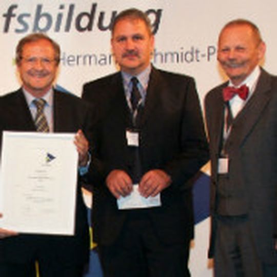 Preisträger (v.li.): Hans Medele (Obermeister der Kfz-Innung), Johannes Lock (Berufsbildungsreferent der Kfz-Innung, Oswald Kurr (Schulleiter Berufsschule Landsberg).