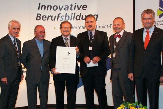 Ausgezeichnet (v.li.): W. Arndt Bertelsmann (wbv), Manfred Kremer (Jury-Vorsitzender), Hans Medele (Obermeister der Kfz-Innung), Johannes Lock (Berufsbildungsreferent der Kfz-Innung, Oswald Kurr (Schulleiter Berufsschule Landsberg) und Friedrich Hubert Esser (BIBB-Präsident). - Zum Vergrößern bitte klicken.