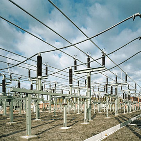 Bild 1: Die Steuerung der Stromversorgung wird wegen der fluktuierenden Einspeisung von Wind- oder Solarenergie immer schwieriger. Eine Möglichkeit zur Abhilfe bietet das Lastmanagement.