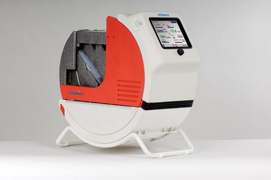 Die mobile Herz-Lungen-Maschine misst 610 mm x 450 mm x 370 mm und wiegt 17,5 kg