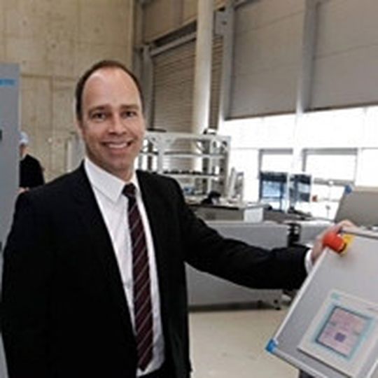 Prof. Thomas Bauernhansl, Leiter der Stuttgarter Indstitute IPA, IFF, ISW und EEP: „Es geht im Grunde um eine intelligente Vernetzung von dezentralen Informationsträgern und Informationserzeugern.“ Prof. Thomas Bauernhansl, Leiter der Stuttgarter Indstitute IPA, IFF, ISW und EEP: „Es geht im Grunde um eine intelligente Vernetzung von dezentralen Informationsträgern und Informationserzeugern.“
