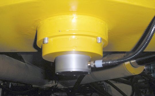 Die Istwert-Erfassung direkt an der gelenkten Achse eines elektrisch-hydraulischen Lenksystems verlangt dem eingesetzten Potentiometer einiges ab. Die Istwert-Erfassung direkt an der gelenkten Achse eines elektrisch-hydraulischen Lenksystems verlangt dem eingesetzten Potentiometer einiges ab.