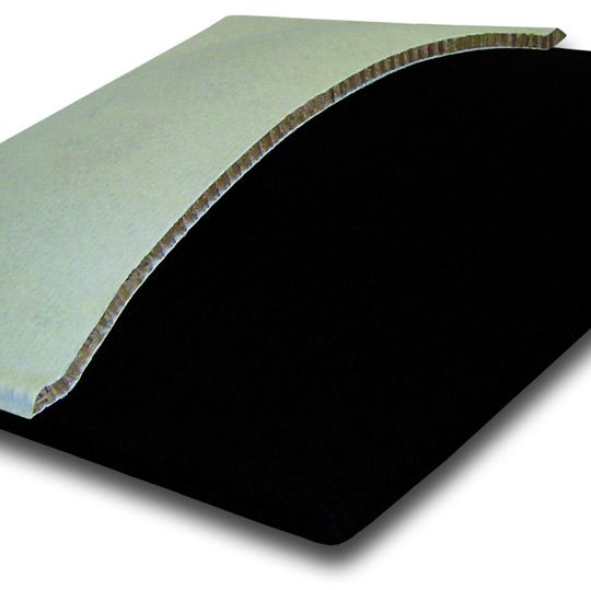 Thermoplastisch bindende Deckschichten in Wabenverbundstrukturen führen zu deutlich gewichts- und kostenreduzierten Bauteilen mit guten Biegesteifigkeiten. Die Bauteilumformung und die Kaschierung erfolgen im One-Shot-Verfahren.