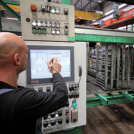 Bild 1: Touchscreens bewähren sich mittlerweile auch im rauen Produktionsumfeld, denn viele Unternehmen haben erkannt, dass Technik die Stillstandszeiten minimiert kann. Bild 1: Touchscreens bewähren sich mittlerweile auch im rauen Produktionsumfeld, denn viele Unternehmen haben erkannt, dass Technik die Stillstandszeiten minimiert kann.