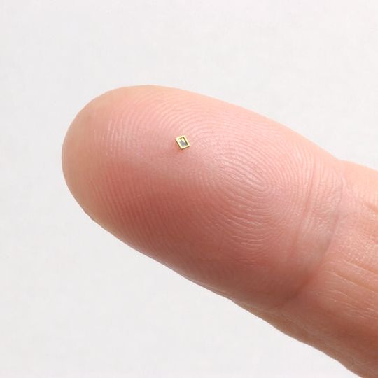 Klein, aber oho: Ein winziger Quarz-Oszillator (1,2 Millimeter x 1 Millimeter) verschwindet fast auf der Fingerkuppe. Klein, aber oho: Ein winziger Quarz-Oszillator (1,2 Millimeter x 1 Millimeter) verschwindet fast auf der Fingerkuppe.