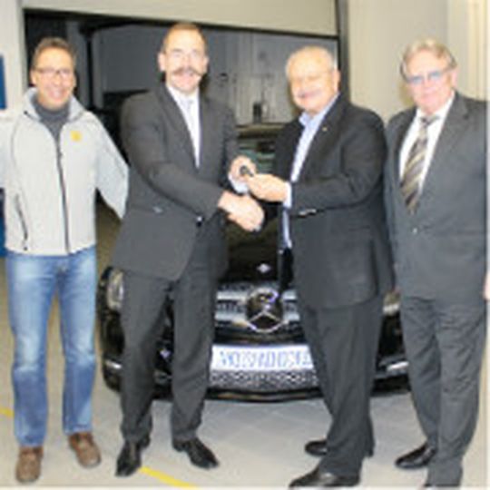 Fahrzeugübergabe (v.li.): Rainer Gierth (Vorstand Kfz-Innung), Burkhard Wagner (Leiter Mercedes-Benz-Niederlassung), Jürgen Karpinski (Obermeister Kfz-Innung) und Bernard Richter (Vorstand Kfz-Innung).