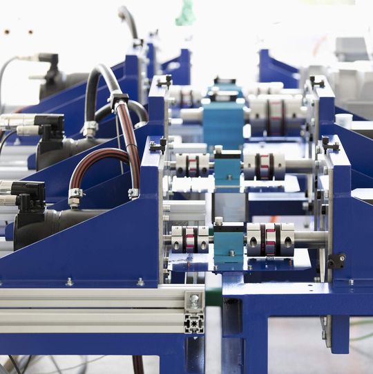 Auf dem Motorprüfstand lässt sich das Verhalten von Kundenapplikationen mit bis zu vier Antrieben simulieren. Auf dem Motorprüfstand lässt sich das Verhalten von Kundenapplikationen mit bis zu vier Antrieben simulieren.