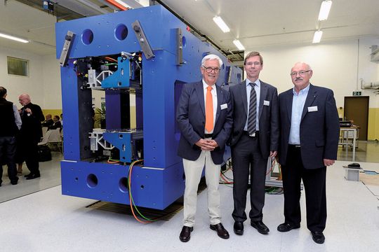 Projektleiter René Hartmann, Joël Mesot (Direktor PSI) und Verwaltungsratspräsident Peter Daetwyler. Projektleiter René Hartmann, Joël Mesot (Direktor PSI) und Verwaltungsratspräsident Peter Daetwyler.