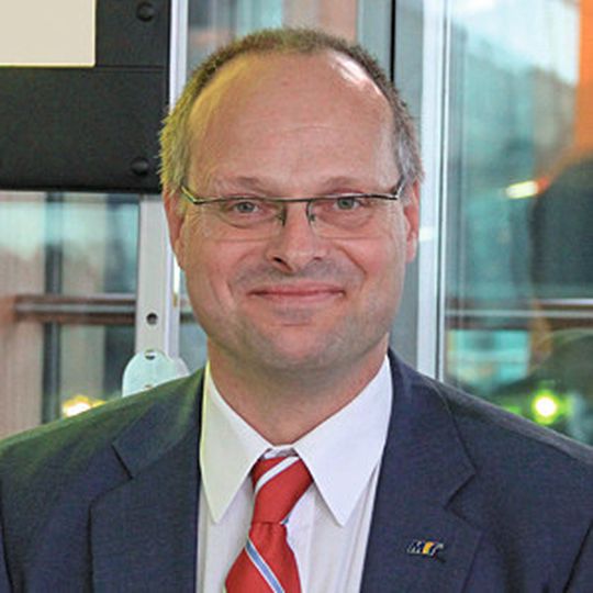 Dr. Olaf Munkelt, Vorsitzender des VDMA Industrielle Bildverarbeitung sagte anlässlich einer Pressekonferenz auf der Vision: "Trotz makroökonomischer Unsicherheiten wird der Branchenumsatz 2013 den bisherigen Spitzenwert von 1,5 Mrd. Euro erreichen." Dr. Olaf Munkelt, Vorsitzender des VDMA Industrielle Bildverarbeitung sagte anlässlich einer Pressekonferenz auf der Vision: "Trotz makroökonomischer Unsicherheiten wird der Branchenumsatz 2013 den bisherigen Spitzenwert von 1,5 Mrd. Euro erreichen."