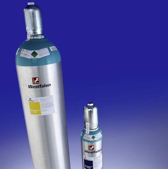 Respadur A 400 ppm mol/mol, Respadur A 900 ppm mol/mol und Respadur A 1000 ppm mol/mol (Wirkstoff: Stickstoffmonoxid), ein druckverdichtetes Gas zur medizinischen Anwendung. Respadur A 400 ppm mol/mol, Respadur A 900 ppm mol/mol und Respadur A 1000 ppm mol/mol (Wirkstoff: Stickstoffmonoxid), ein druckverdichtetes Gas zur medizinischen Anwendung.