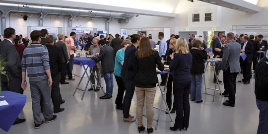 Networking und Wissensaustausch sowie der Besuch der begleitenden Ausstellung zählen zu den Highlights des Pumpenforums, das auch in diesem Jahr wieder gemeinsam mit dem Schüttgutforum stattfand. Insgesamt 140 Teilnehmer fanden den Weg ins Vogel Convention Center Würzburg. Networking und Wissensaustausch sowie der Besuch der begleitenden Ausstellung zählen zu den Highlights des Pumpenforums, das auch in diesem Jahr wieder gemeinsam mit dem Schüttgutforum stattfand. Insgesamt 140 Teilnehmer fanden den Weg ins Vogel Convention Center Würzburg.