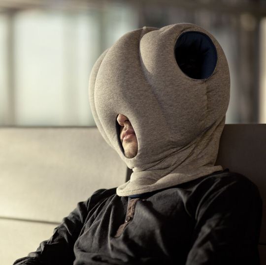 Wenn man es mal wieder nicht aus dem Büro ins heimische Bett geschafft hat, helfen Gadgets wie Ostrich Pillow