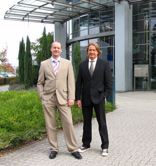 Die beiden Gründer und Geschäftsführer der NIR-Online GmbH: Tomas Qvarfort (links) und Thomas Schneider (rechts). Die beiden Gründer und Geschäftsführer der NIR-Online GmbH: Tomas Qvarfort (links) und Thomas Schneider (rechts).