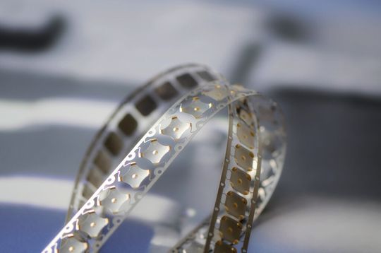 Nur im Bereich der Kontaktstellen wird die Schnappscheibe mit einzelnen Spotpunkten vergoldet Nur im Bereich der Kontaktstellen wird die Schnappscheibe mit einzelnen Spotpunkten vergoldet
