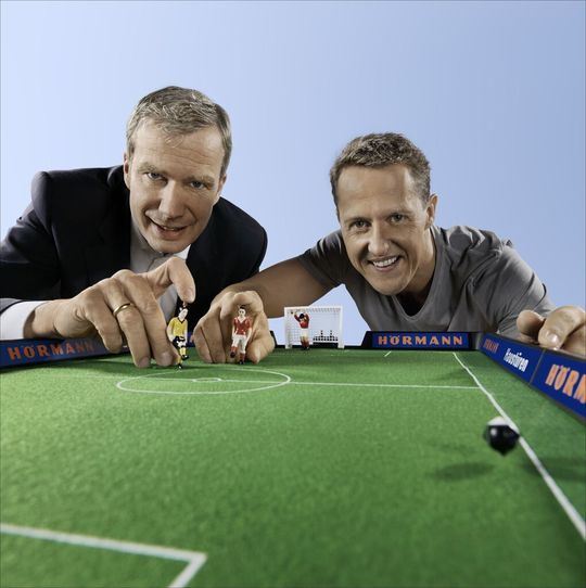 Rennprofi Michael Schumacher (rechts) wird neuer Markenbotschafter der Hörmann KG.