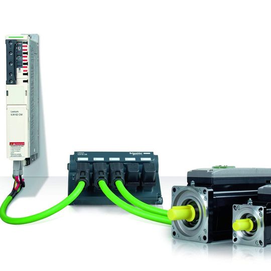 Integrierte Servoantriebe, steckbare Hybridkabel, Distributionsboxen und das Connection Module zum Andocken an das zentrale Netzteil für Pacdrive-Multiachslösungen bilden ein durchgängiges System.