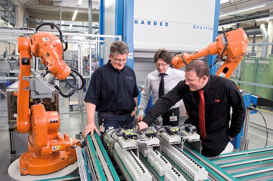 Dans un projet complexe, ils ont trouvé la symbiose idéale entre homme et machine : Daniel Aerne, Aerne Engineering AG (à gauche), Herbert Fichthaler, responsable produits Operations CMC Low Voltage Products, et Andreas Arnold, directeur du marketing produits Robotics d’ABB Suisse. Dans un projet complexe, ils ont trouvé la symbiose idéale entre homme et machine : Daniel Aerne, Aerne Engineering AG (à gauche), Herbert Fichthaler, responsable produits Operations CMC Low Voltage Products, et Andreas Arnold, directeur du marketing produits Robotics d’ABB Suisse.