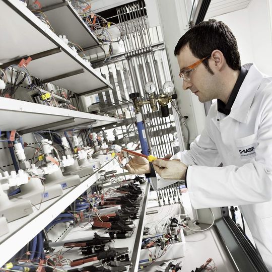 Christian Saffert, Chemielaborant, überprüft am „Multi-Kanal-Testsystem“ die Speicherkapazitäten verschiedener Lithium-Ionen-Testbatterien. Christian Saffert, Chemielaborant, überprüft am „Multi-Kanal-Testsystem“ die Speicherkapazitäten verschiedener Lithium-Ionen-Testbatterien.