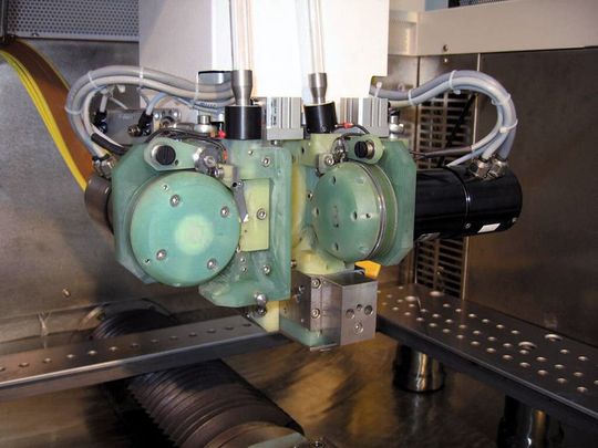 Der automatische Drahtwechsler macht den Weg frei für mehr Vielseitigkeit und Prozesskontrolle, da er den Einsatz von Drähten mit unterschiedlichem Durchmesser und aus verschiedenen Werkstoffen ermöglicht. Der automatische Drahtwechsler macht den Weg frei für mehr Vielseitigkeit und Prozesskontrolle, da er den Einsatz von Drähten mit unterschiedlichem Durchmesser und aus verschiedenen Werkstoffen ermöglicht.