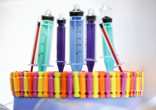 Mehr als die Hälfte aller produzierten Medizinprodukte besteht mittlerweile aus Kunststoff. Mehr als die Hälfte aller produzierten Medizinprodukte besteht mittlerweile aus Kunststoff.
