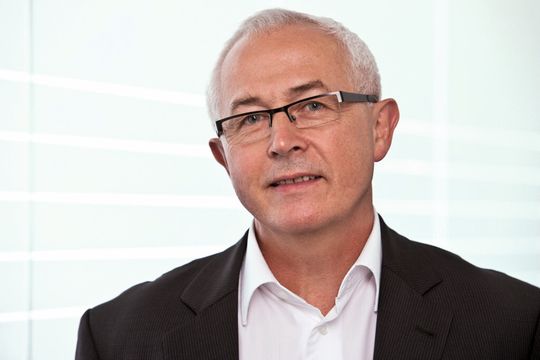 «Steigerung der Produktivität ist natürlich ein weiteres Entwicklungsziel.», Eduard A Meyer, Verkaufsleiter OC Oerlikon Balzers AG. «Steigerung der Produktivität ist natürlich ein weiteres Entwicklungsziel.», Eduard A Meyer, Verkaufsleiter OC Oerlikon Balzers AG.