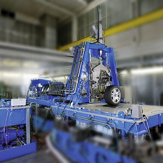 Bild 1: Prüfstände wie dieser Halbachsen-Prüfstand müssen hardware- und softwareseitig an die jeweilige Anwendung angepasst werden.