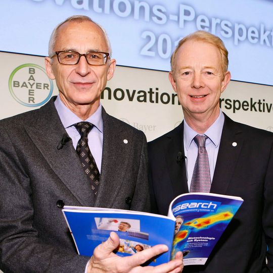 Dr. Marijn Dekkers, Vorstandsvorsitzender von Bayer (rechts) und Forschungsvorstand Prof. Dr. Wolfgang Plischke eröffneten die Innovations-Perspektive 2012 in Leverkusen. Dr. Marijn Dekkers, Vorstandsvorsitzender von Bayer (rechts) und Forschungsvorstand Prof. Dr. Wolfgang Plischke eröffneten die Innovations-Perspektive 2012 in Leverkusen.