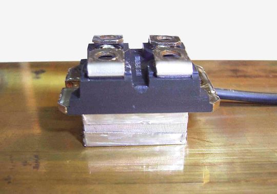 Bild 4: Der Sensor eingefügt zwischen einem MOSFET im Isotop-Gehäuse und seinem Kühlkörper aus Kupfer